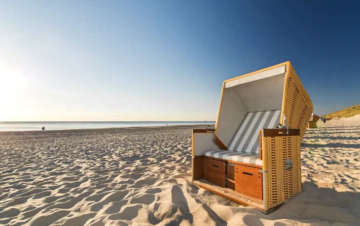 Strandkorb in der Abendsonne auf Sylt, Deutschland
