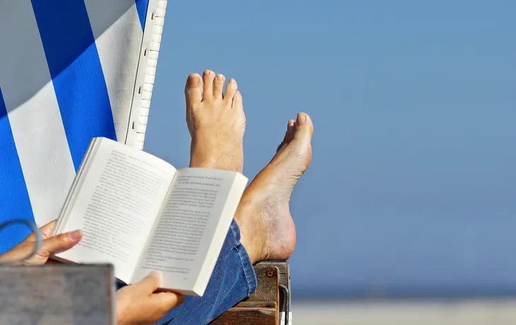 lesen und erholen im Strandkorb