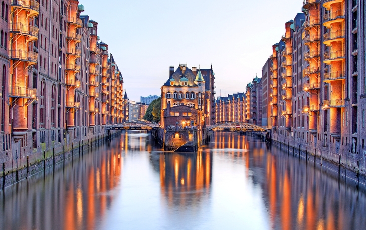 das Wasserschloss, auch Wasserschlösschen genannt, in der Hamburger Speicherstadt, Deutschland