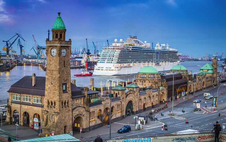 Kreuzfahrtschiff an den Landungsbrücken in Hamburg