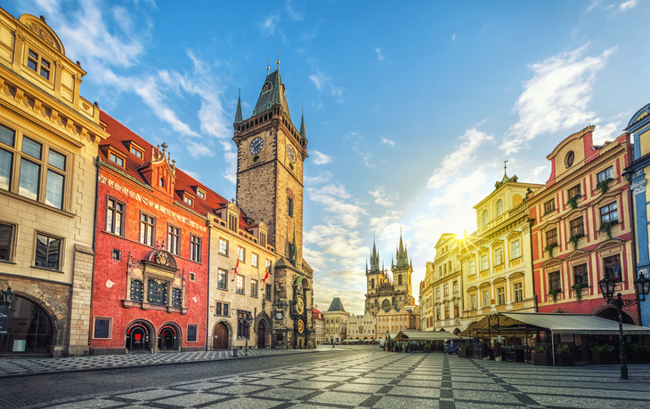 Altes Rathausgebäude mit Glockenturm auf Altstädter Ring in Prag