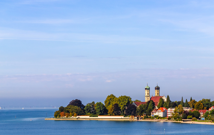 Schlosskirche und Graf-Zeppelin-Haus in Friedrichshafen, Deutschland