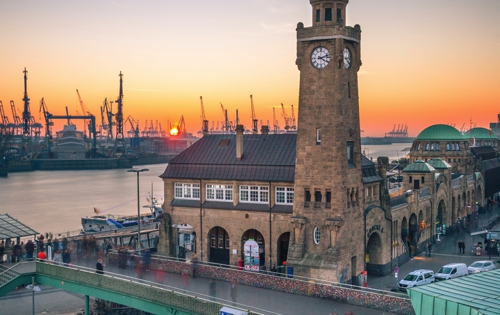 Sonnenuntergang an den Hamburger Landungsbrücken