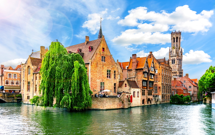 Rozenhoedkaai-Kanal und Belfort-Turm in Brügge