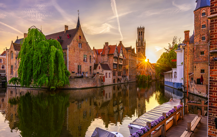 Rozenhoedkaai-Kanal und Belfort-Turm in Brügge