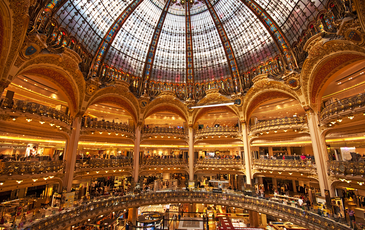 Innenraum der Galeries Lafayette in Paris, Frankreich
