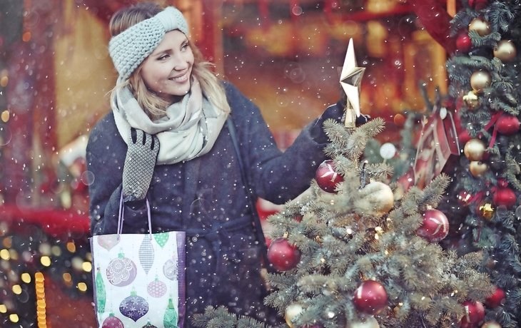 Kauf Weihnachtsgeschenke Mädchen Schnee außerhalb der Tasche