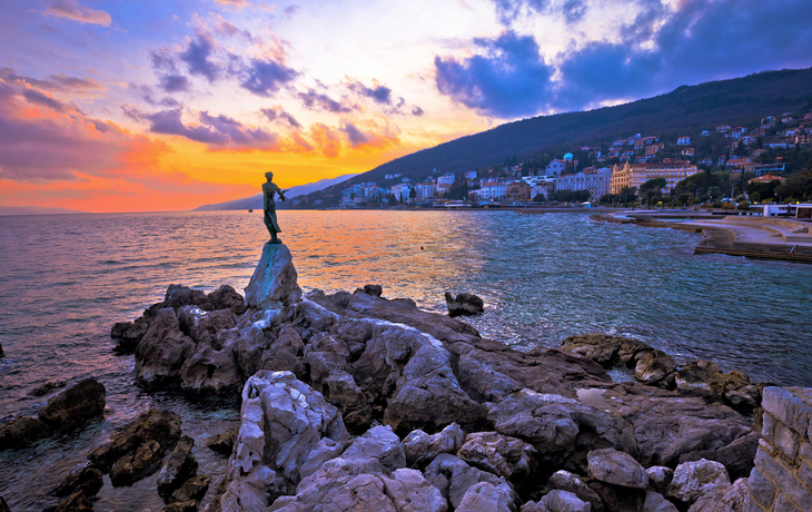 Blick auf die Bucht von Opatija bei Sonnenuntergang, Kroatien