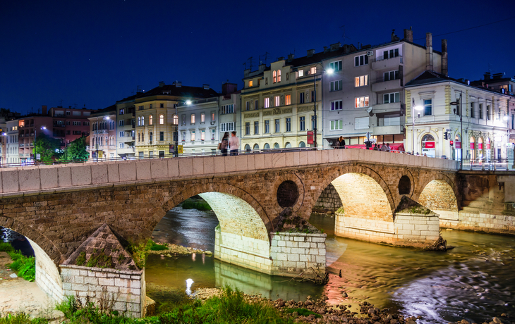 Ansicht der lateinischen Brücke und der historischen Mitte von Sarajevo - Bosnien und Herzegowina in der Nacht