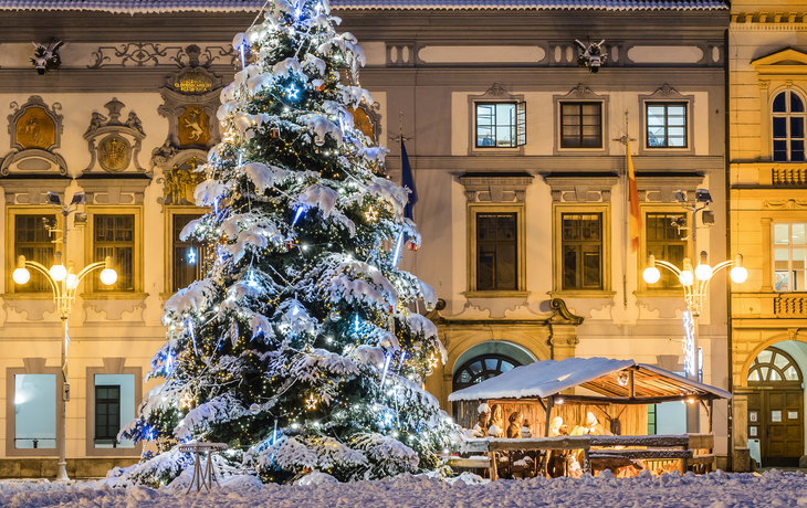 Weihnachtsbaum auf dem Platz mit dem historischen Rathaus am Abend in Ceske Budejovice