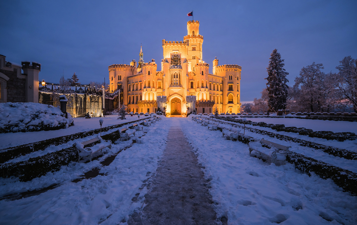 Schloss Hluboka nad Vltavou im Winter am Abend