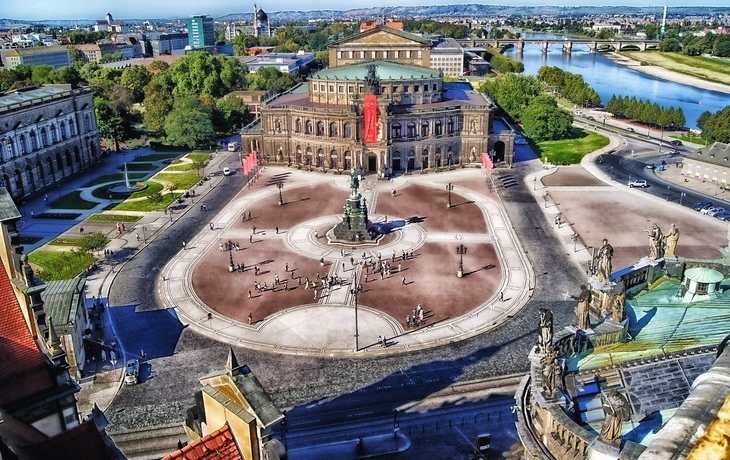 Theaterplatz mit Semperoper in Dresden, Deutschland