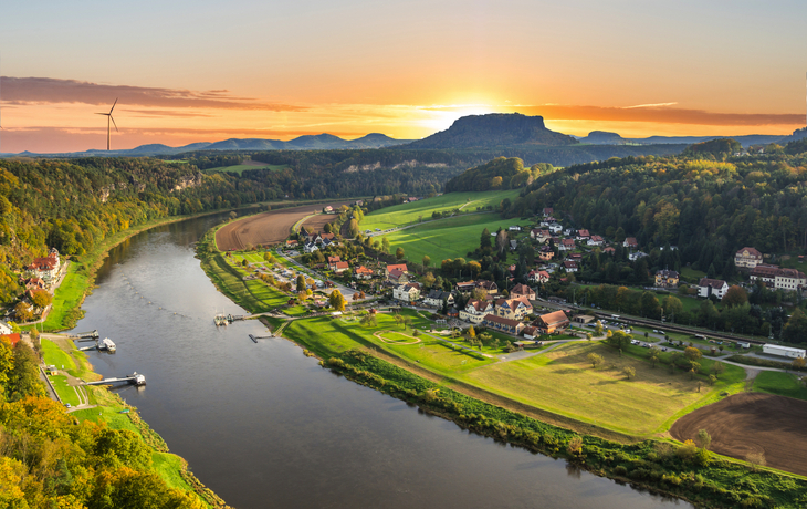 Blick auf das Elbufer in Rathen im Elbsandsteingebirge, Deutschland