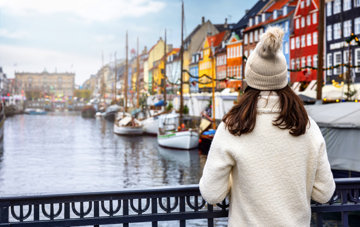 Touristin genießt die Aussicht auf das Nyhavn-Viertel in Kopenhagen
