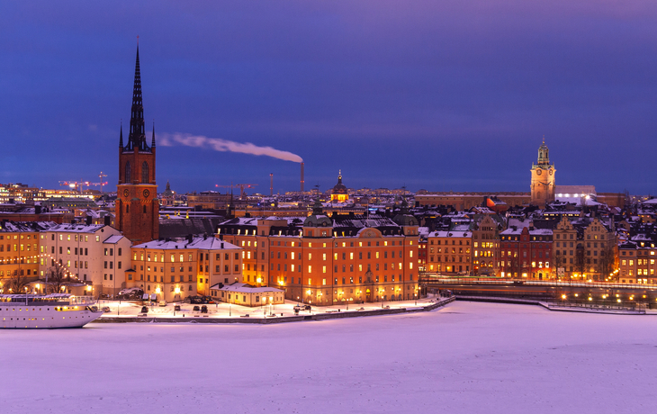 Schnee auf altem Gebäude im Winter von Stockholm bei Sonnenuntergang