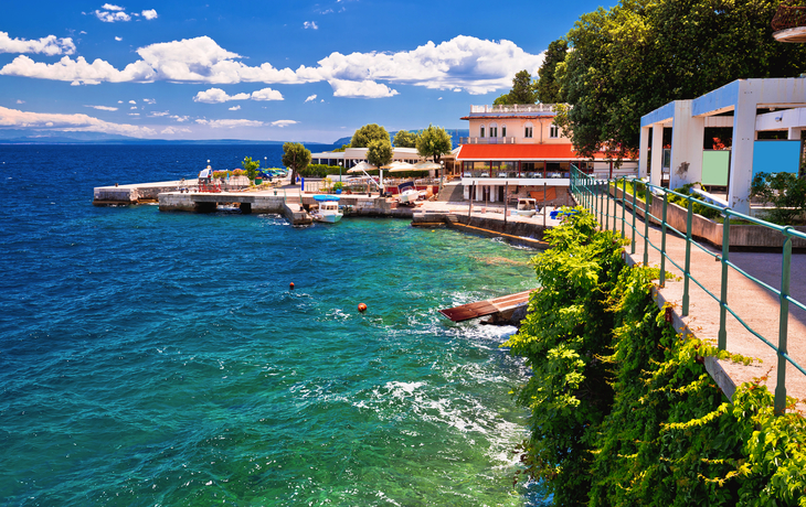 Lungomare-Gehweg in Lovran nahe Opatija, Kroatien