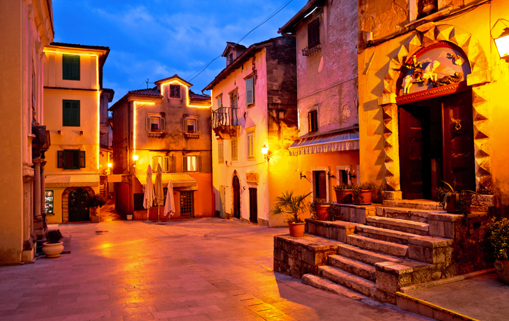 Blick auf den Stadtplatz von Lovran am Abend zur Weihnachtszeit