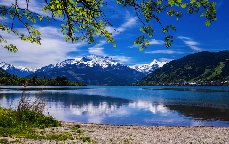 Zeller See mit Blick auf Zell am See und Kitzsteinhorn Gletscher in Österreich
