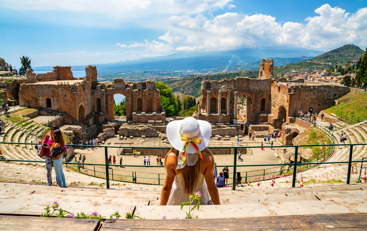 Teatro Antico di Taormina auf Sizilien mit dem Ätna im Hintergrund, Italien