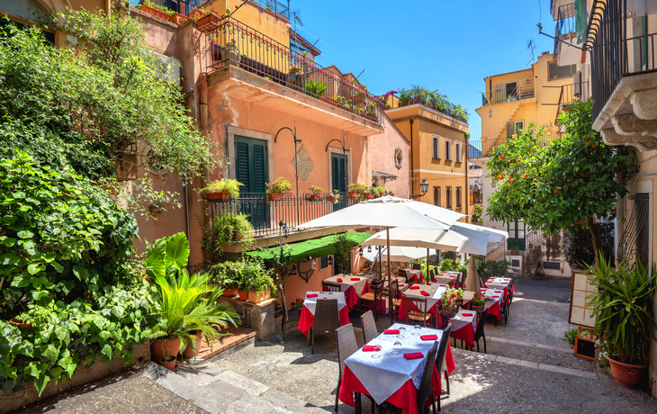 Café in der alten Stadt Taormina auf Sizilien, Italien