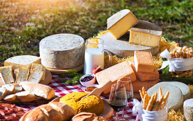 Schneidebrett mit typischen Bergamo-Produkten aus dem Taleggio-Tal