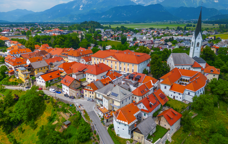 Luftaufnahme der slowenischen Stadt Radovljica