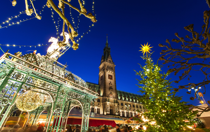 Weihnachtsmarkt am Hamburger Rathaus, Deutschland