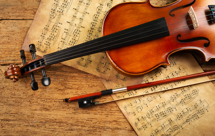 Notenblätter mit Geige