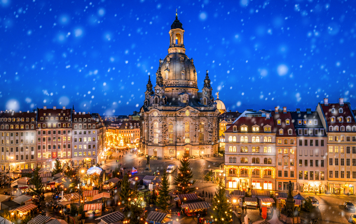 Weihnachtsmarkt auf dem Neumarkt in Dresden, Deutschland
