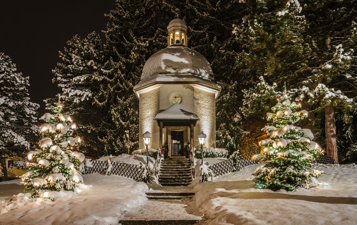 winterliche Stille Nacht Kapelle in Oberndorf bei Salzburg, Österreich