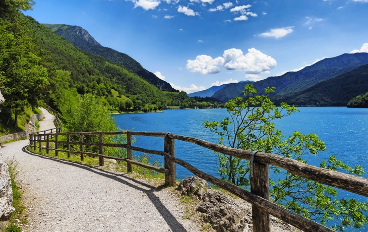Berg Ledro See und sein Fahrradweg in den italienischen Dolomit