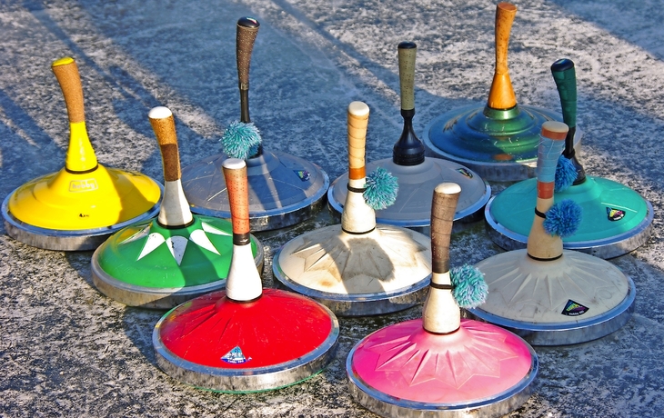 Eisstockschiessen - Bunte Stöcke im Winter