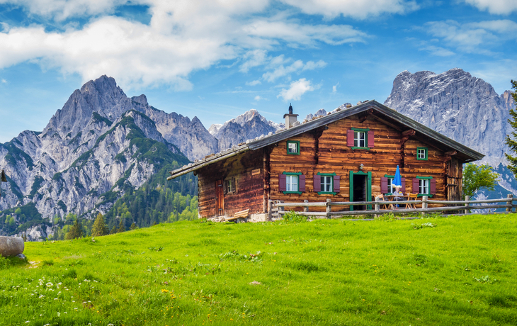 traditionelles hölzernes Bergchalet in den Alpen