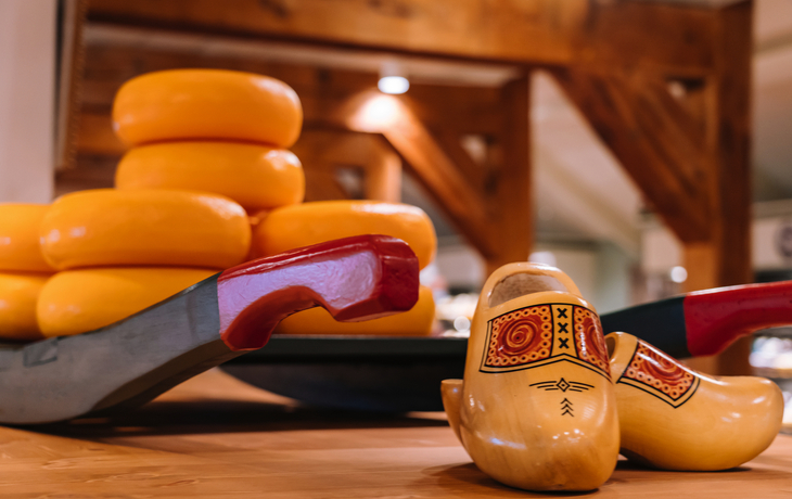 Käselaiber und Clogs im niederländischen Freilichtmuseum Zaanse Schans