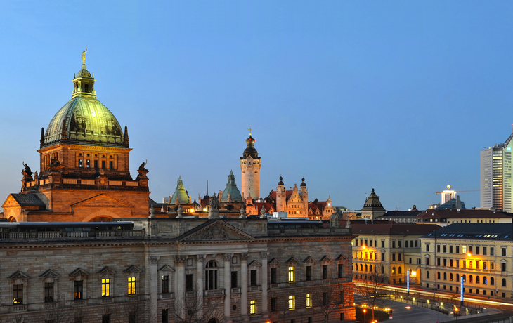 Panorama von Leipzig mit Rathaus und Thomaskirche zum Sonnenuntergang