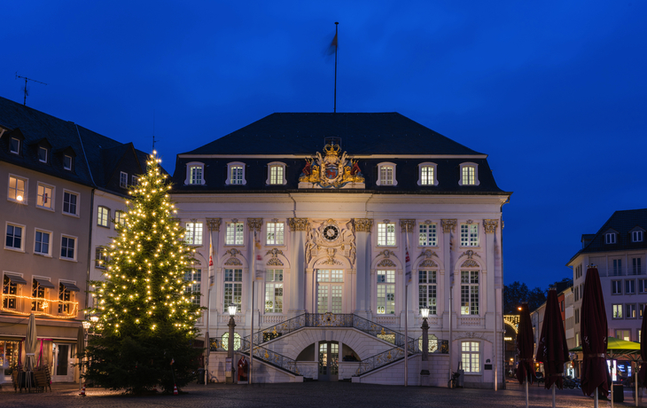 das Alte Rathaus in Bonn zur Weihnachtszeit