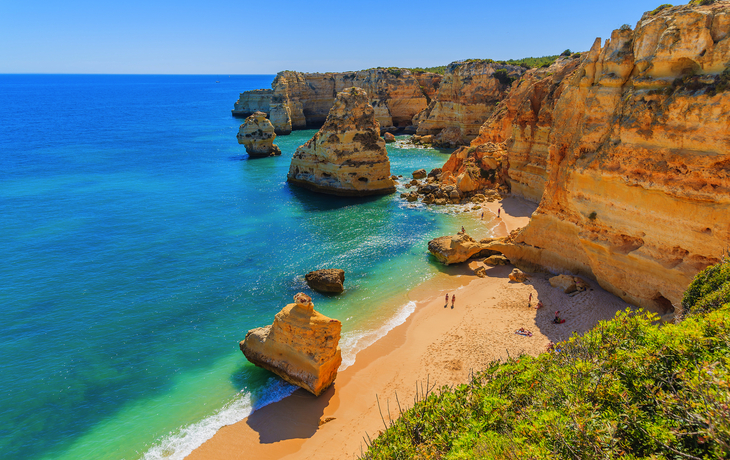 Praia da Marinha nahe Carvoeiro an der Algarve, Portugal 