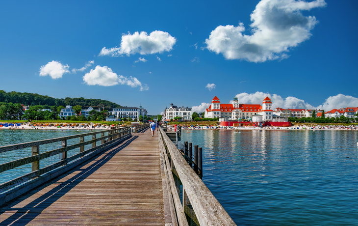Blick von der Seebrücke auf den Strand und das Kurhaus des Ostseebads Binz auf Rügen