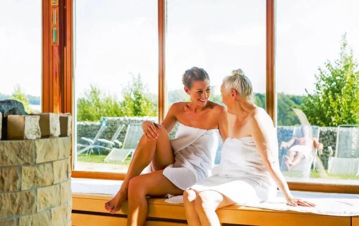 Alte und junge Frau in Panorama Sauna