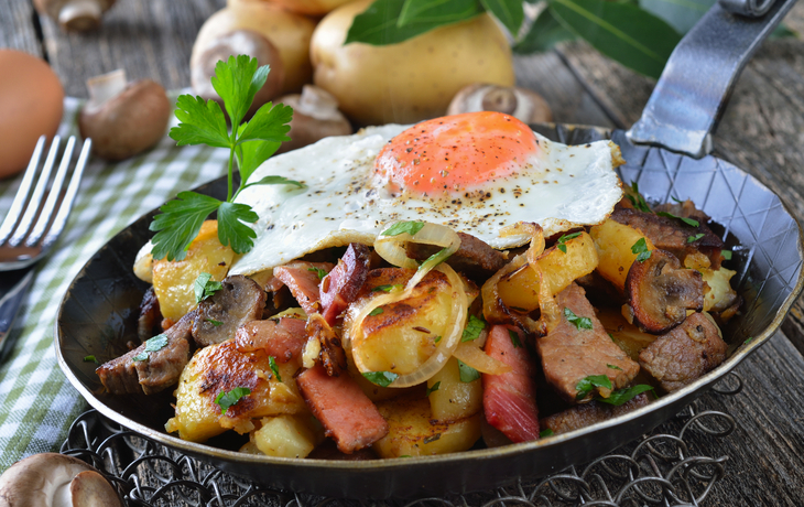 deftiges Tiroler Gröstl mit Spiegelei