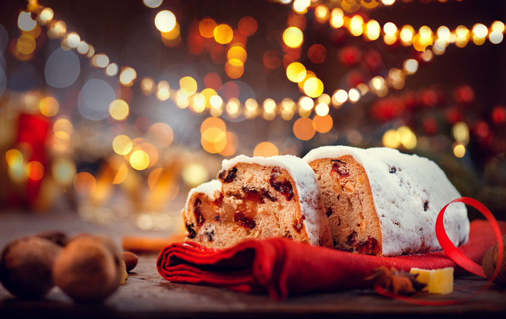 Weihnachtsstollen. Traditionelles süßes Fruchtbrot mit Puderzucker