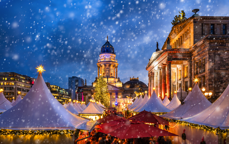 Weihnachtsmarkt am Gendarmenmarkt in Berlin, Deutschland