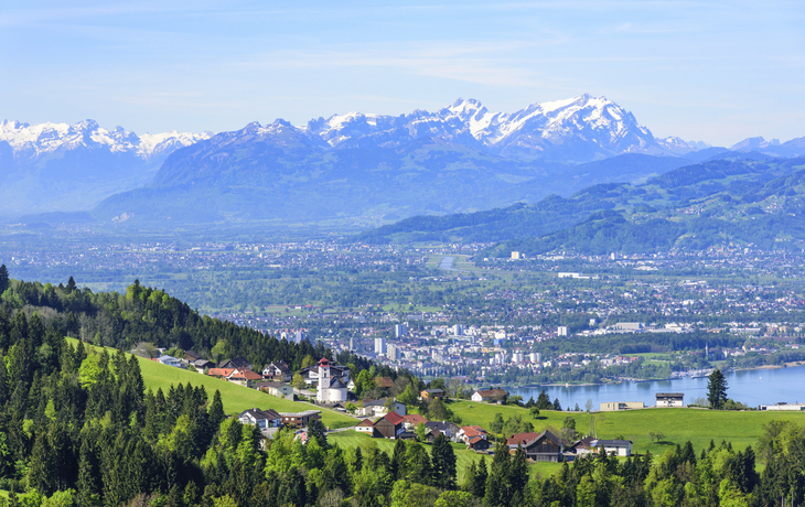 Blick auf Bregenz, den Eichenberg, das Rheintal und das Alpstein-Massiv mit dem Säntis am Bodensee