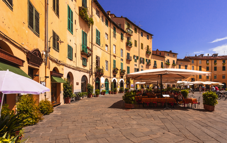 Piazza dell'Anfiteatro in Lucca, Italien