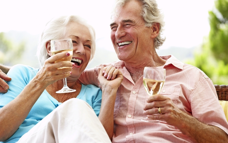 Älteres Paar am Wein trinken