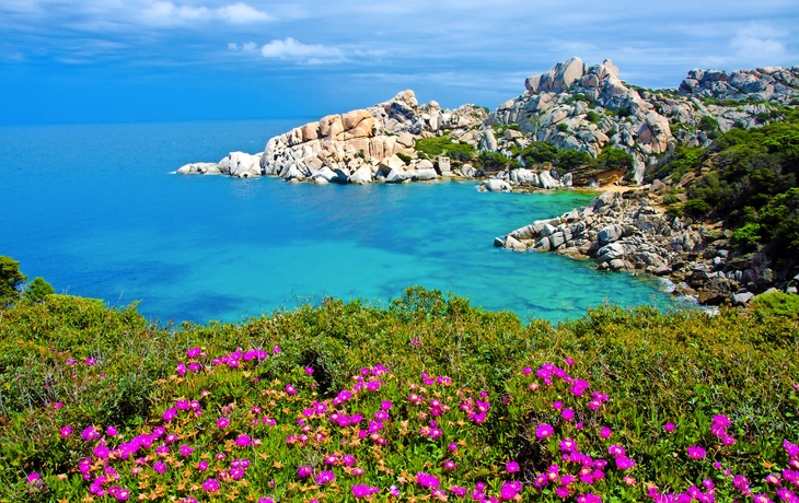 azurblaue Bucht Capo Testa auf Sardinien