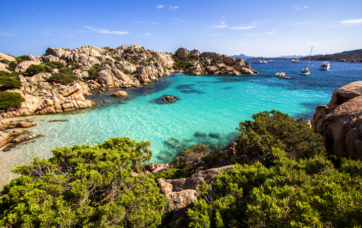 Cala Coticcio Beach auf der Insel La Maddalena vor der Nordostküste Sardiniens
