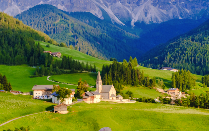 Paar auf den Berggipfeln der Dolomiten nahe St. Magdalena
