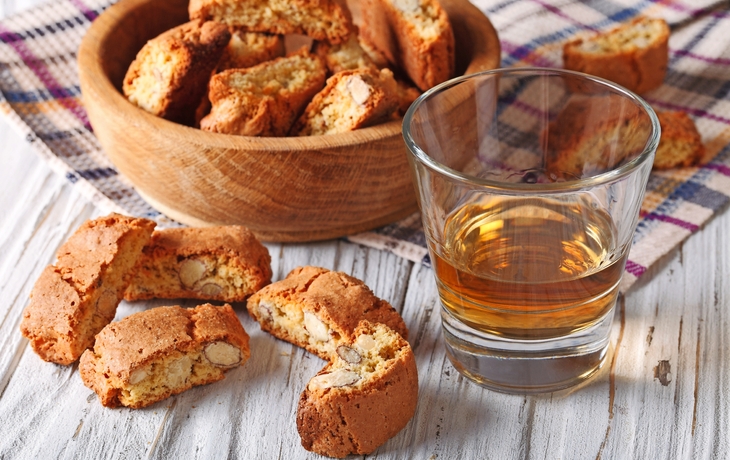 Mandel-biscotti-Kekse und Süßwein im Glas. Horizontal