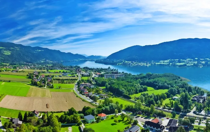 Panorama des Ossiacher Sees in Österreich